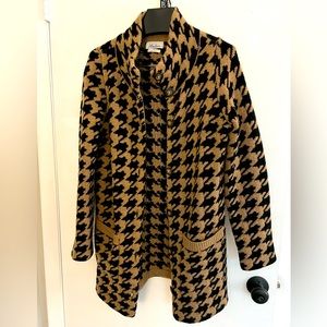 Wallace women’s Black and Tan Houndstooth Sweater Coat